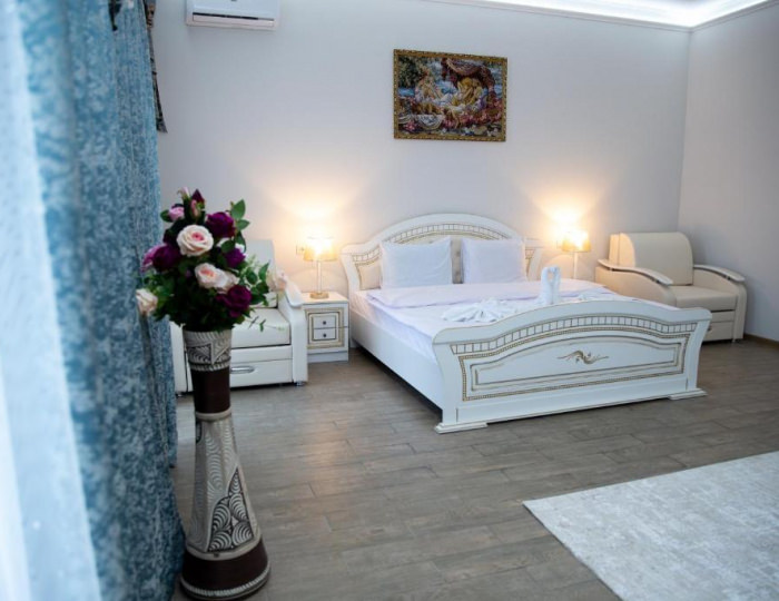 Номер люкс полулюкс с 1 двуспальной кроватью - Отель «Пирамида» Борисовка