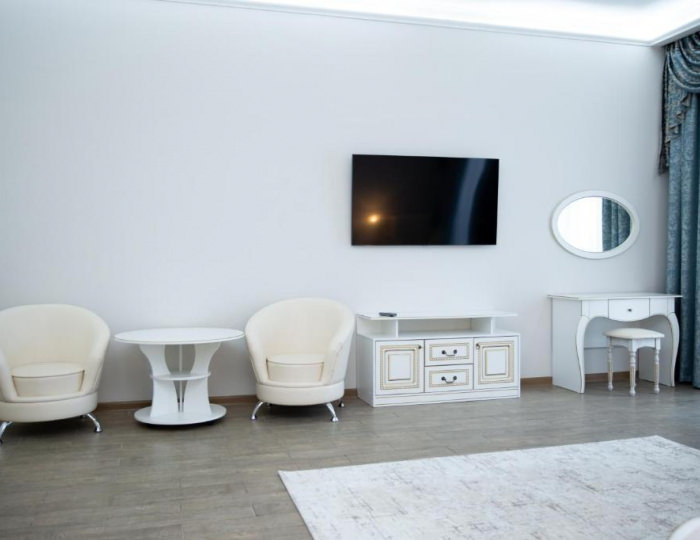 Номер люкс полулюкс с 1 двуспальной кроватью - Отель «Пирамида» Борисовка