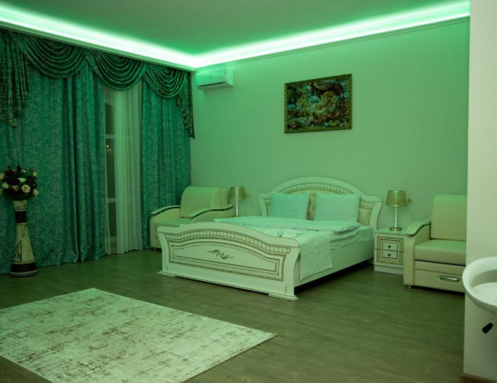 Номер люкс полулюкс с 1 двуспальной кроватью - Отель «Пирамида» Борисовка