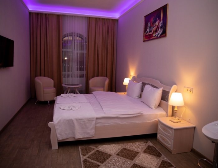 Номер полулюкс с 1 двуспальной кроватью - Отель «Пирамида» Борисовка