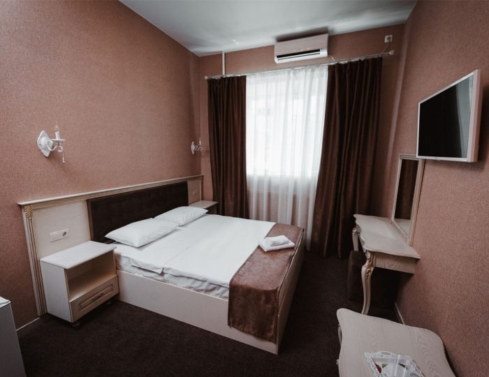 Двухместный номер с двуспальной кроватью и дополнительной кроватью - Мини-отель «Кураж»