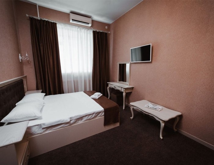 Двухместный номер с двуспальной кроватью и дополнительной кроватью - Мини-отель «Кураж»
