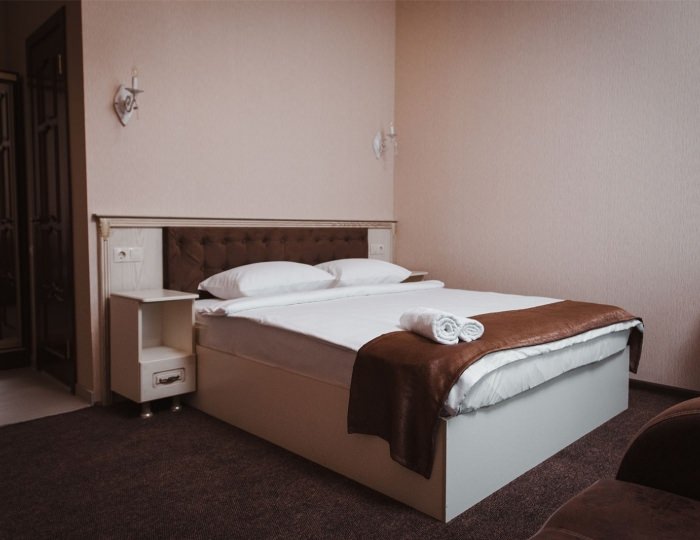 Двухместный номер с двуспальной кроватью и дополнительной кроватью - Мини-отель «Кураж»