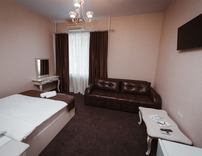 Двухместный номер с двуспальной кроватью и дополнительной кроватью - Мини-отель «Кураж»