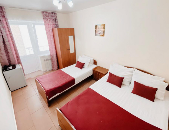 3-местный номер стандарт с 1 односпальной и 1 двуспальной кроватью - Гостевой дом «Сказочный мир - Геленджик» Геленджик