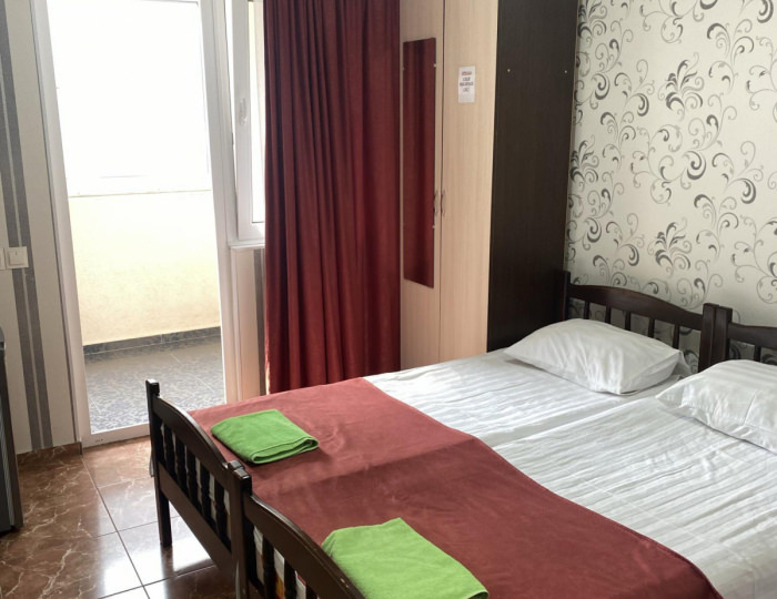 3-местный номер стандарт с 1 односпальной и 1 двуспальной кроватью - Гостевой дом «Сказочный мир - Геленджик» Геленджик