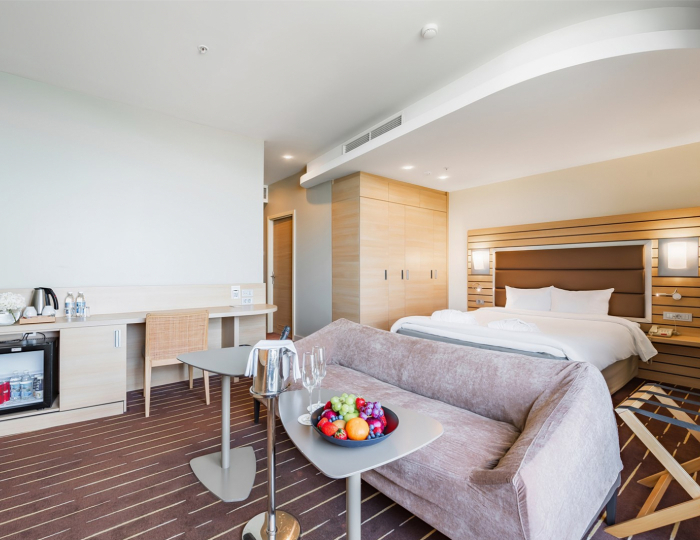 Привилегированный номер с двуспальной кроватью и софой, вид на море - Отель Меркюр Сочи Центр / Mercure Sochi Centre