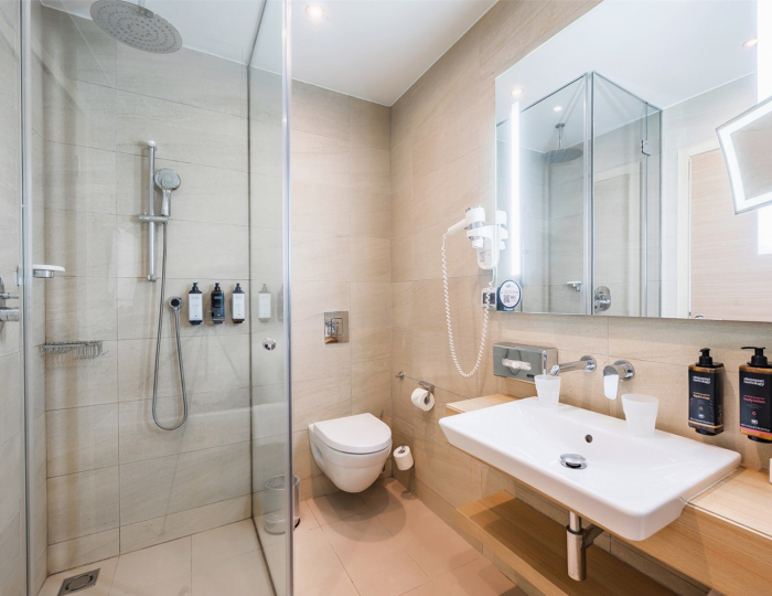 Привилегированный номер с двуспальной кроватью и софой, вид на море - Отель Меркюр Сочи Центр / Mercure Sochi Centre