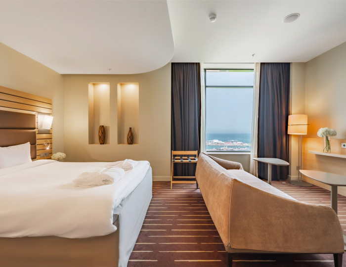 Привилегированный номер с двуспальной кроватью и софой, вид на море - Отель Меркюр Сочи Центр / Mercure Sochi Centre