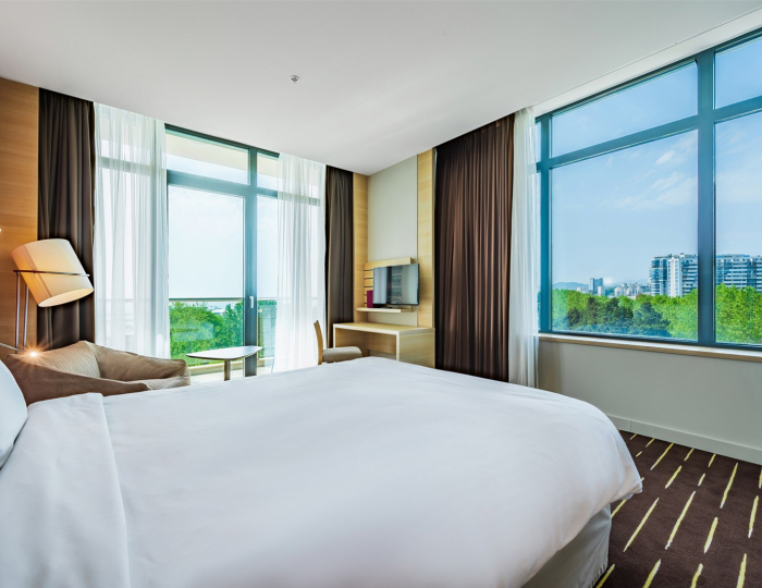 Привилегированный c двуспальной кроватью и балконом, вид на море - Отель Меркюр Сочи Центр / Mercure Sochi Centre