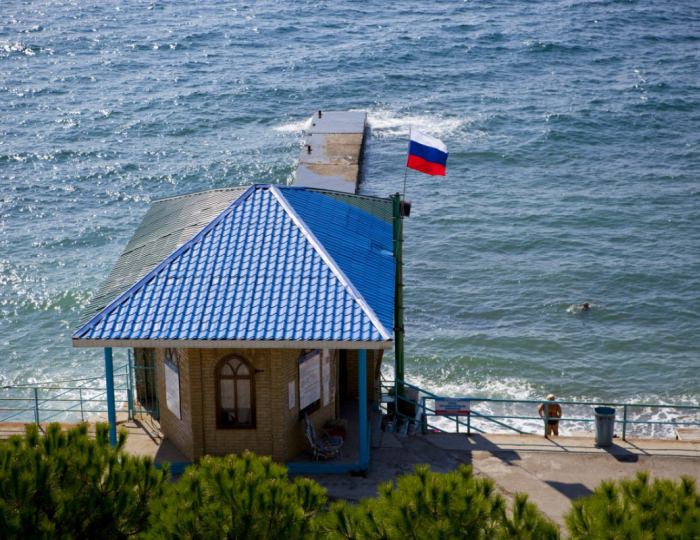 Собственный мелкогалечный пляж - Курорт «Ателика Карасан»