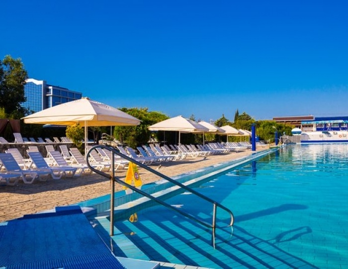 Открытый бассейн - СКК «Адлеркурорт» (корпус «Дельфин»)