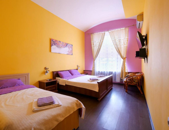 Номер стандарт семейный с 1 односпальной и 1 двуспальной кроватью - Гостиница «Демидовъ» Балашиха