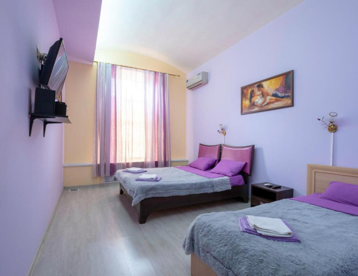 Номер стандарт семейный с 1 односпальной и 1 двуспальной кроватью - Гостиница «Демидовъ» Балашиха