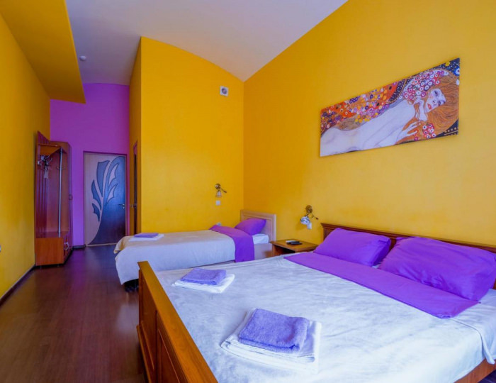 Номер стандарт семейный с 1 односпальной и 1 двуспальной кроватью - Гостиница «Демидовъ» Балашиха