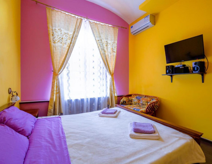 Номер стандарт семейный с 1 односпальной и 1 двуспальной кроватью - Гостиница «Демидовъ» Балашиха