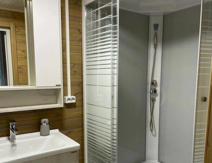 Номер улучшенный с 1 двуспальной кроватью (с пансионом) - База отдыха «Седьмая жилка» Кировский