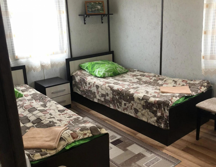 Коттедж стандарт с 6 односпальными кроватями (с пансионом) - База отдыха «Седьмая жилка» Кировский