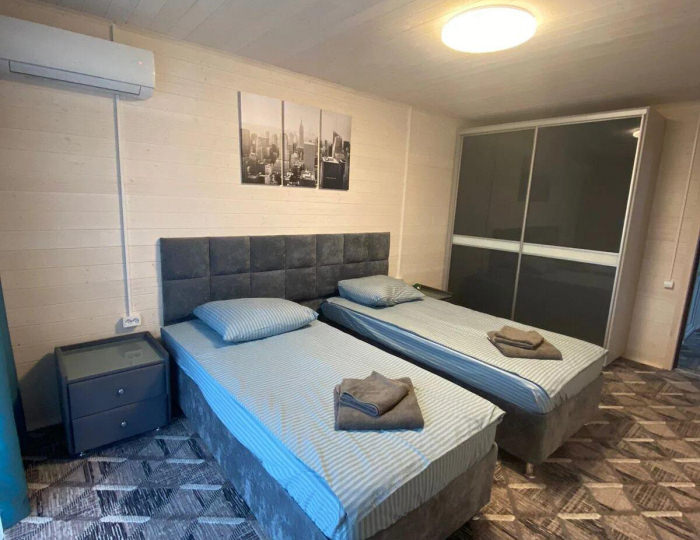 Номер улучшенный с 4 односпальными кроватями (с пансионом) - База отдыха «Седьмая жилка» Кировский