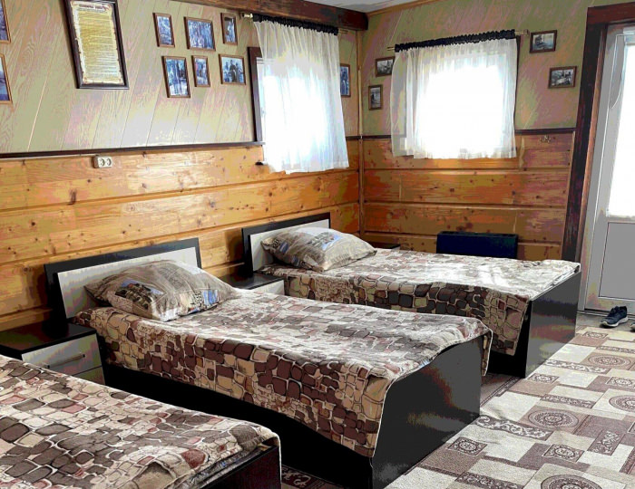Номер стандарт семейный с 3 односпальными кроватями (с пансионом) - База отдыха «Седьмая жилка» Кировский