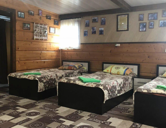 Номер стандарт семейный с 3 односпальными кроватями (с пансионом) - База отдыха «Седьмая жилка» Кировский