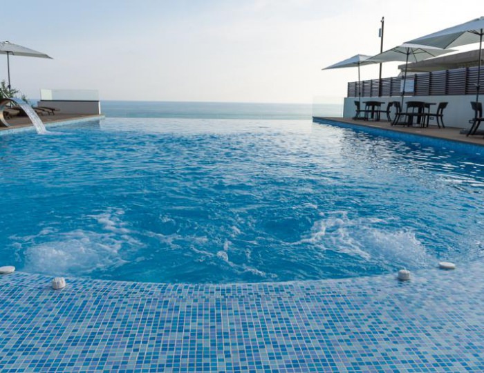 Открытый подогреваемый бассейн - Отель Hidens Hotel / Хайденс Небуг