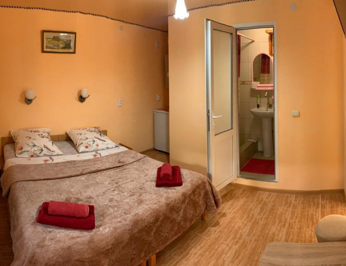 4-местный 2-комнатный номер стандарт семейный с 2 односпальными и 1 двуспальной кроватью - Гостевой дом «Черноморский дворик» Береговое