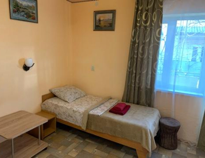 4-местный 2-комнатный номер стандарт семейный с 2 односпальными и 1 двуспальной кроватью - Гостевой дом «Черноморский дворик» Береговое