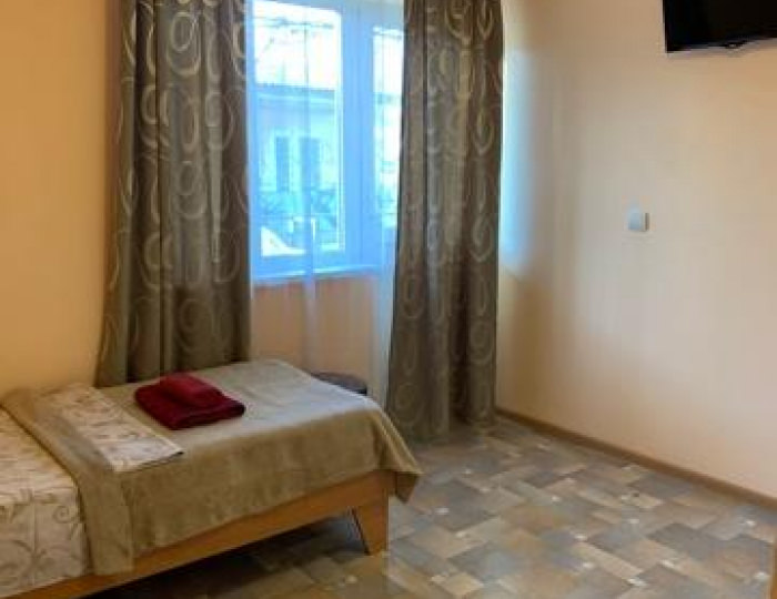 4-местный 2-комнатный номер стандарт семейный с 2 односпальными и 1 двуспальной кроватью - Гостевой дом «Черноморский дворик» Береговое