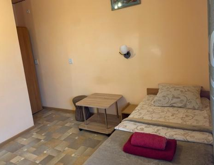 4-местный 2-комнатный номер стандарт семейный с 2 односпальными и 1 двуспальной кроватью - Гостевой дом «Черноморский дворик» Береговое