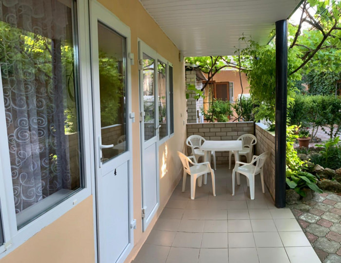 4-местный 2-комнатный номер стандарт семейный с 2 односпальными и 1 двуспальной кроватью - Гостевой дом «Черноморский дворик» Береговое