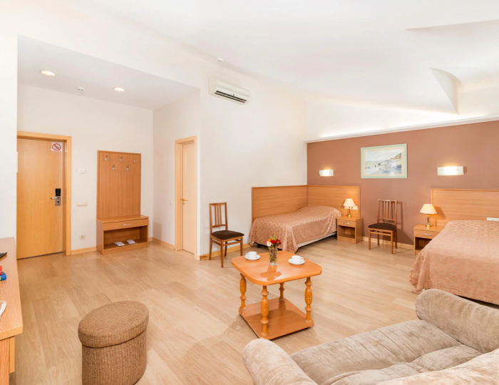 Джуниор сюит 2-местный 1-комнатный с баклконом 4-этаж корпус 1 - Санаторий «Эллада» (Каникулы в Анапе) ФНС