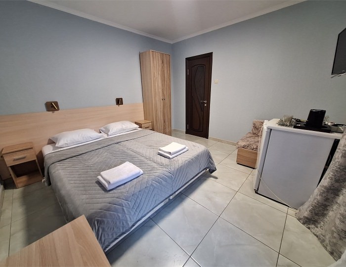 "НЕБО 2" Трехместный Комфортный номер с кроватями TWIN/DBL и одноместным диваном на 1 этаже в ГД "Цитрус" - Гостевой дом «Цитрус» Геленджик