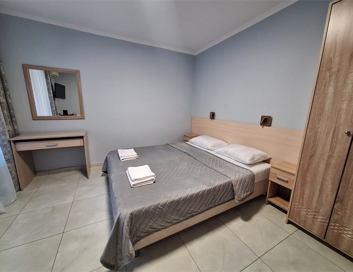 "НЕБО 2" Трехместный Комфортный номер с кроватями TWIN/DBL и одноместным диваном на 1 этаже в ГД "Цитрус" - Гостевой дом «Цитрус» Геленджик