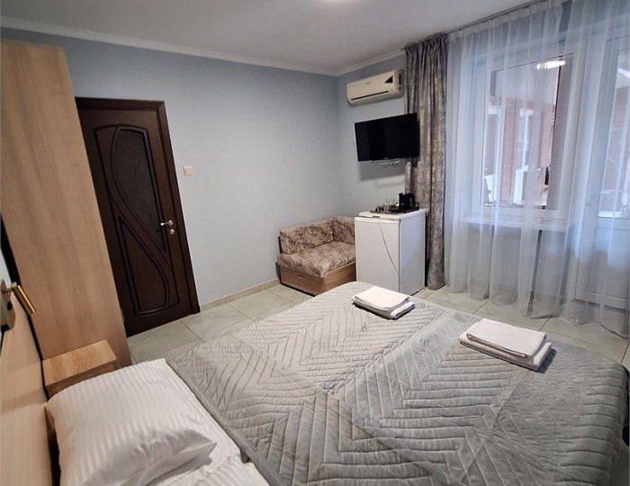 "НЕБО 2" Трехместный Комфортный номер с кроватями TWIN/DBL и одноместным диваном на 1 этаже в ГД "Цитрус" - Гостевой дом «Цитрус» Геленджик