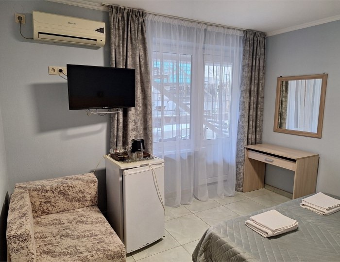 "НЕБО 2" Трехместный Комфортный номер с кроватями TWIN/DBL и одноместным диваном на 1 этаже в ГД "Цитрус" - Гостевой дом «Цитрус» Геленджик