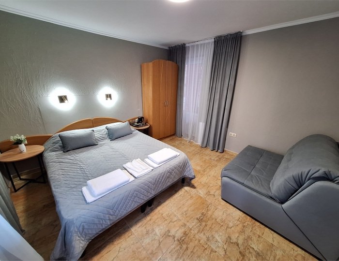 «КОМФОРТ ПЛЮС 3» С ТЕРРАСОЙ ЧЕТЫРЕХМЕСТНЫЙ НОМЕР ДВУСПАЛЬНОЙ КРОВАТЬЮ И ДИВАНОМ - Гостевой дом «Цитрус» Геленджик