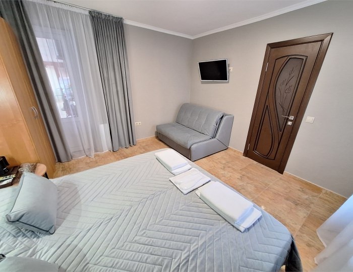 «КОМФОРТ ПЛЮС 3» С ТЕРРАСОЙ ЧЕТЫРЕХМЕСТНЫЙ НОМЕР ДВУСПАЛЬНОЙ КРОВАТЬЮ И ДИВАНОМ - Гостевой дом «Цитрус» Геленджик