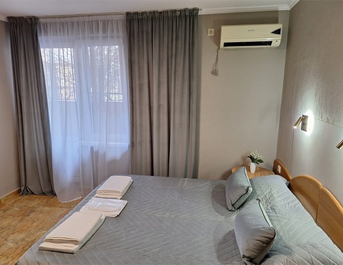 «КОМФОРТ ПЛЮС 3» С ТЕРРАСОЙ ЧЕТЫРЕХМЕСТНЫЙ НОМЕР ДВУСПАЛЬНОЙ КРОВАТЬЮ И ДИВАНОМ - Гостевой дом «Цитрус» Геленджик