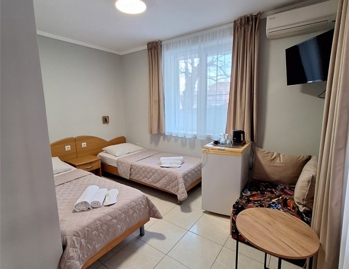 "КЛАССИК 5" Стандартный двухместный номер с раздельными односпальными кроватями и диваном на 1 этаже - Гостевой дом «Цитрус» Геленджик