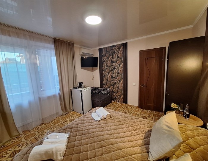 "ПАЛЬМА 6" Трехместный Комфортный номер с кроватями TWIN/DBL и одноместным диваном на 2 этаже в ГД "Цитрус" - Гостевой дом «Цитрус» Геленджик