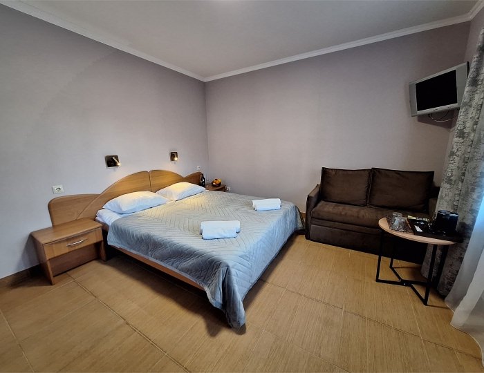 УЛУЧШЕННЫЙ 10 «КОМФОРТ ПЛЮС»  С ТЕРРАСОЙ ЧЕТЫРЕХМЕСТНЫЙ НОМЕР С КРОВАТЯМИ TWIN/DBL, ДВУСПАЛЬНЫМ ДИВАН НА 2 ЭТАЖЕ - Гостевой дом «Цитрус» Геленджик