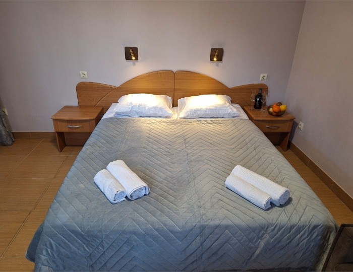 УЛУЧШЕННЫЙ 10 «КОМФОРТ ПЛЮС»  С ТЕРРАСОЙ ЧЕТЫРЕХМЕСТНЫЙ НОМЕР С КРОВАТЯМИ TWIN/DBL, ДВУСПАЛЬНЫМ ДИВАН НА 2 ЭТАЖЕ - Гостевой дом «Цитрус» Геленджик