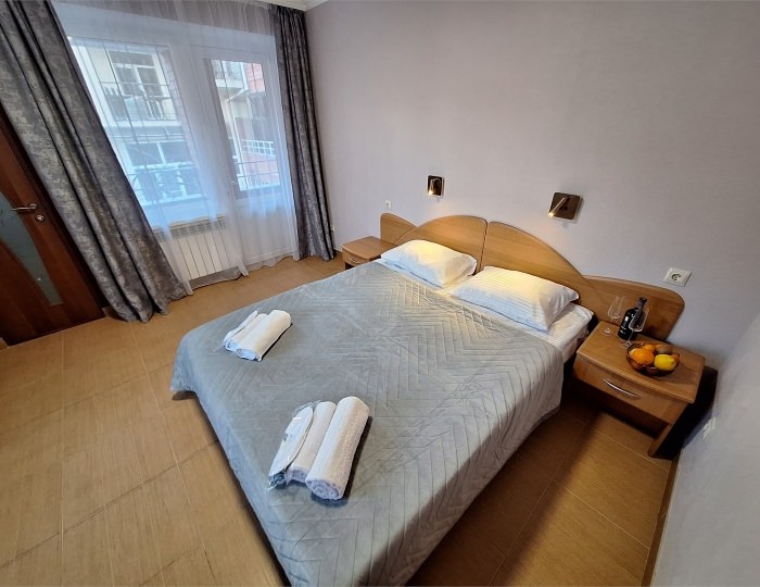 УЛУЧШЕННЫЙ 10 «КОМФОРТ ПЛЮС»  С ТЕРРАСОЙ ЧЕТЫРЕХМЕСТНЫЙ НОМЕР С КРОВАТЯМИ TWIN/DBL, ДВУСПАЛЬНЫМ ДИВАН НА 2 ЭТАЖЕ - Гостевой дом «Цитрус» Геленджик