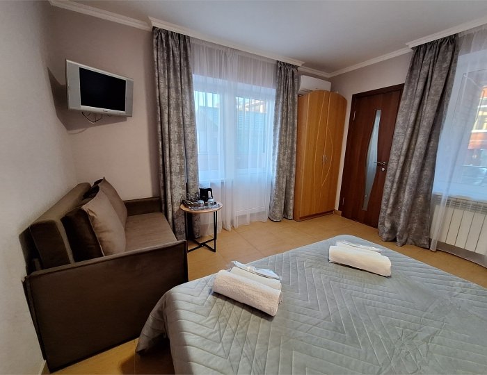 УЛУЧШЕННЫЙ 10 «КОМФОРТ ПЛЮС»  С ТЕРРАСОЙ ЧЕТЫРЕХМЕСТНЫЙ НОМЕР С КРОВАТЯМИ TWIN/DBL, ДВУСПАЛЬНЫМ ДИВАН НА 2 ЭТАЖЕ - Гостевой дом «Цитрус» Геленджик