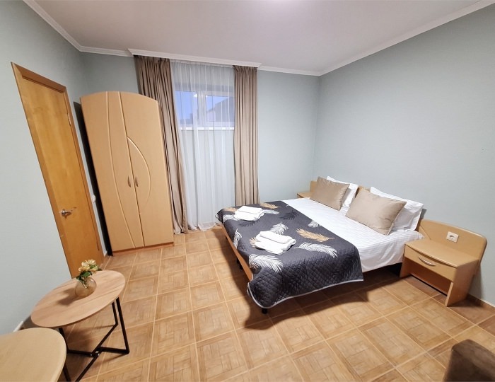 УЮТНЫЙ 11 ТРЕХМЕСТНЫЙ НОМЕР С ДВУМЕСТНОЙ КРОВАТЬЮ, ОДНОМЕСТНЫМ ДИВАН НА 3 ЭТАЖЕ - Гостевой дом «Цитрус» Геленджик