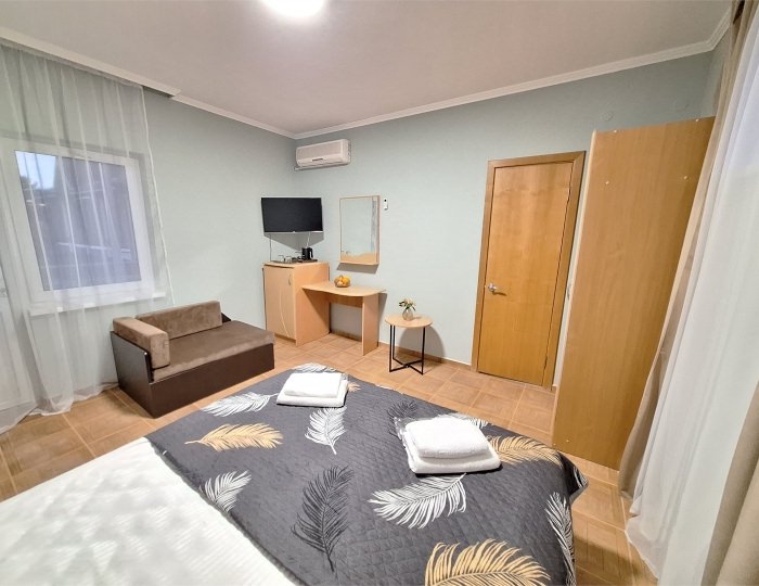 УЮТНЫЙ 11 ТРЕХМЕСТНЫЙ НОМЕР С ДВУМЕСТНОЙ КРОВАТЬЮ, ОДНОМЕСТНЫМ ДИВАН НА 3 ЭТАЖЕ - Гостевой дом «Цитрус» Геленджик