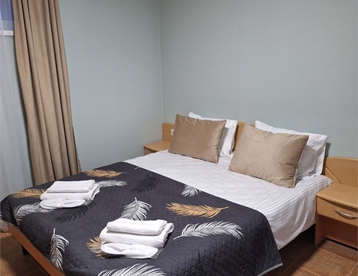 УЮТНЫЙ 11 ТРЕХМЕСТНЫЙ НОМЕР С ДВУМЕСТНОЙ КРОВАТЬЮ, ОДНОМЕСТНЫМ ДИВАН НА 3 ЭТАЖЕ - Гостевой дом «Цитрус» Геленджик