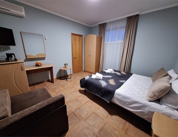 УЮТНЫЙ 11 ТРЕХМЕСТНЫЙ НОМЕР С ДВУМЕСТНОЙ КРОВАТЬЮ, ОДНОМЕСТНЫМ ДИВАН НА 3 ЭТАЖЕ - Гостевой дом «Цитрус» Геленджик