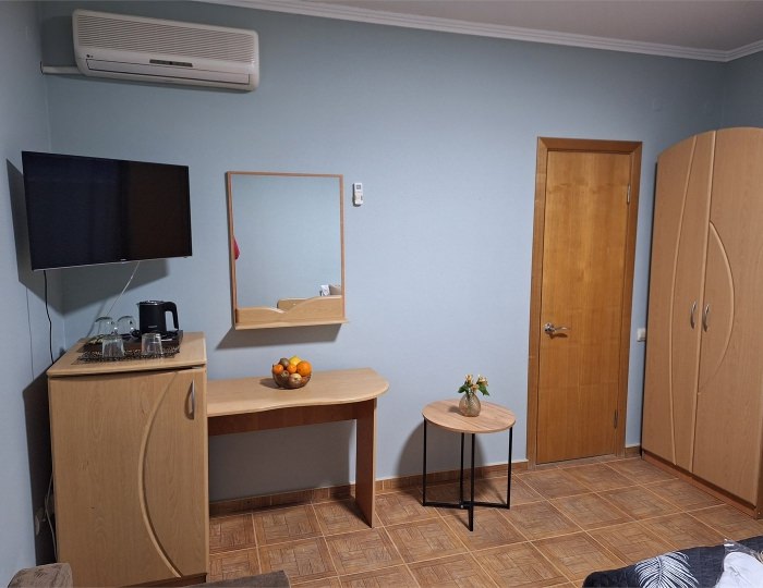 УЮТНЫЙ 11 ТРЕХМЕСТНЫЙ НОМЕР С ДВУМЕСТНОЙ КРОВАТЬЮ, ОДНОМЕСТНЫМ ДИВАН НА 3 ЭТАЖЕ - Гостевой дом «Цитрус» Геленджик